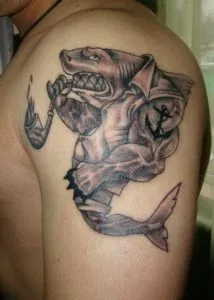 фото тату крутой акулы на плече у парня