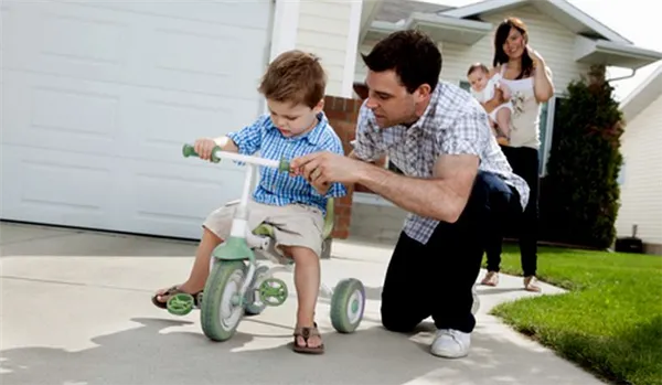 Как научить малыша ездить на трёхколесном велосипеде