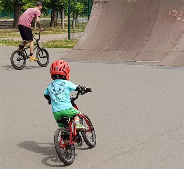 Как научить ребенка кататься на двухколесном велосипеде: подробная инструкция. Как научить ребенка кататься на велосипеде. 3