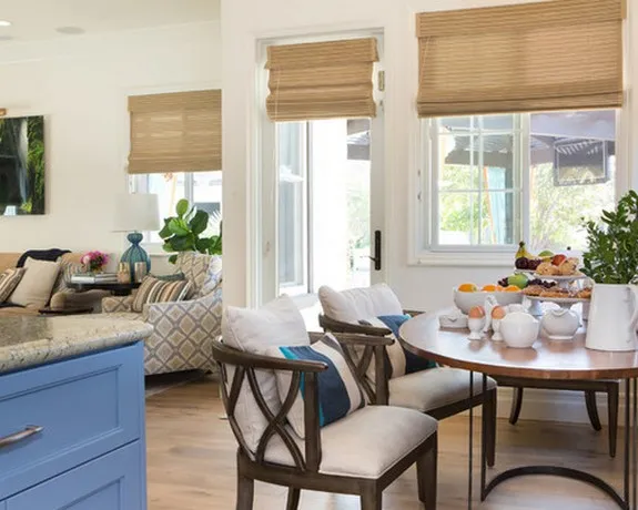 одинаковые шторы в кухне и совмещенной с ней гостиной