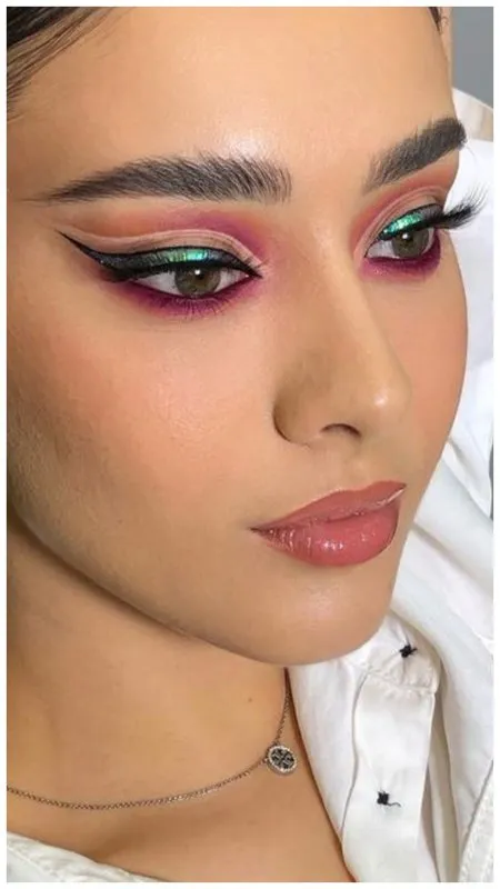 Вечерний макияж со стрелками разного цвета