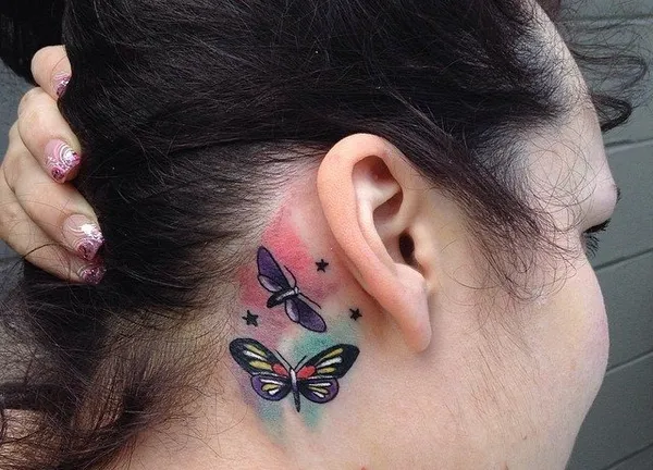 цветные бабочки за ухом татуировка
