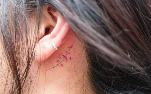 татуировки за ухом для девушек