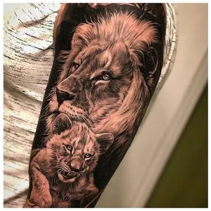 Тату льва со львенком