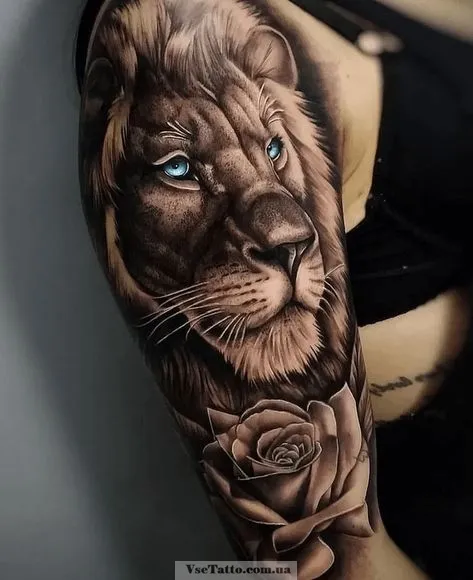татуировка льва в стиле реализм с голубыми глазами