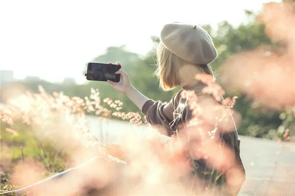 Девочка фотографирует пейзаж