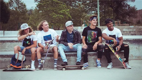 Подростки со скейтбордами