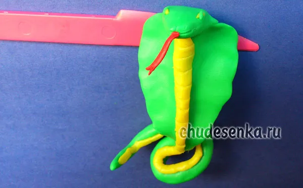 Змея из пластилина для детей. Змея — лепка из пластилина. Как сделать эту красивую композицию. Змея из пластилина. 24