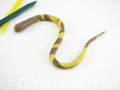 Змея из пластилина для детей. Змея — лепка из пластилина. Как сделать эту красивую композицию. Змея из пластилина. 28