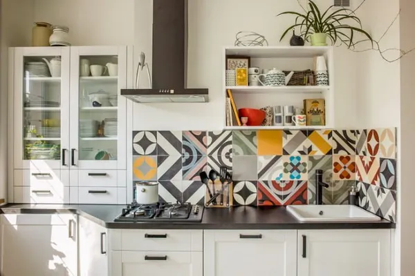 плитка patchwork на фартуке в кухне