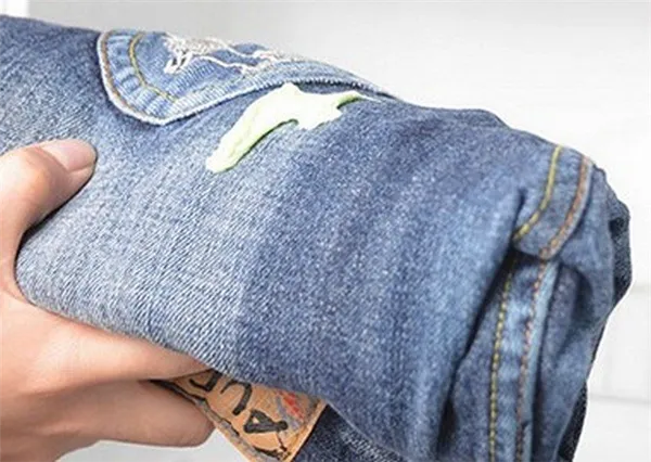 Как удалить свежую монтажную пену с джинсов