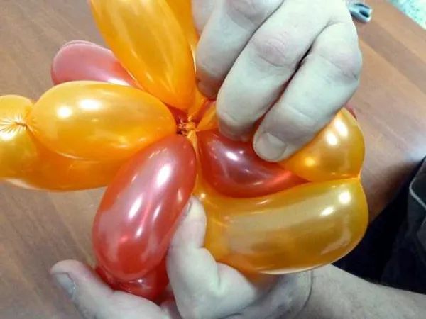Цветок из шариков круглых инструкция. Как делать цветы из шариков и украшать ими праздничный интерьер. Цветы из шаров. 56