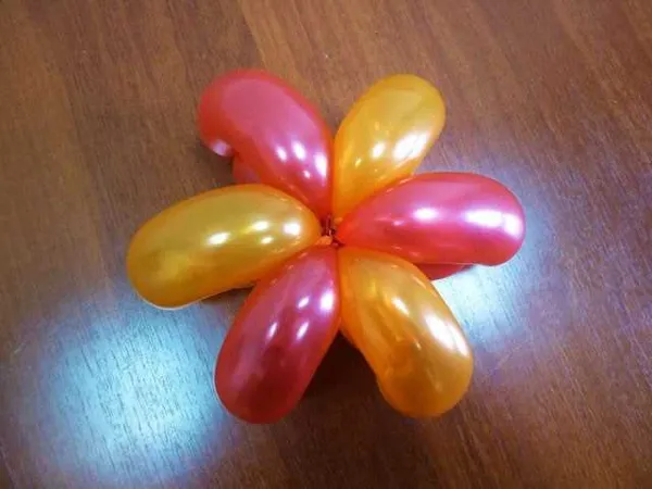 Цветок из шариков круглых инструкция. Как делать цветы из шариков и украшать ими праздничный интерьер. Цветы из шаров. 52