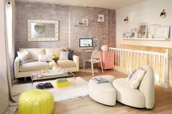 Маленькая гостиная с кирпичной стеной и светлой мебелью