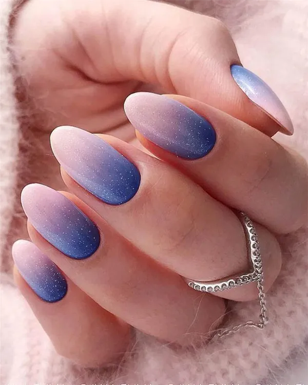 сине-белый градиент на овальных ногтях