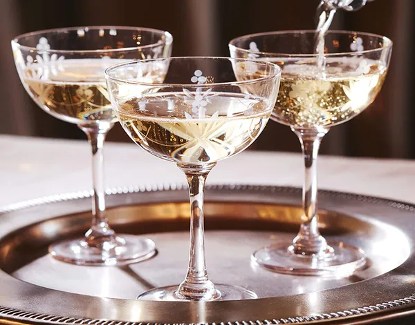 Из каких бокалов пьют шампанское: флюте, креманка и тюльпан. Бокал для шампанского. 5