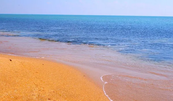 Золотой песок загородной пляжной прибрежной линии