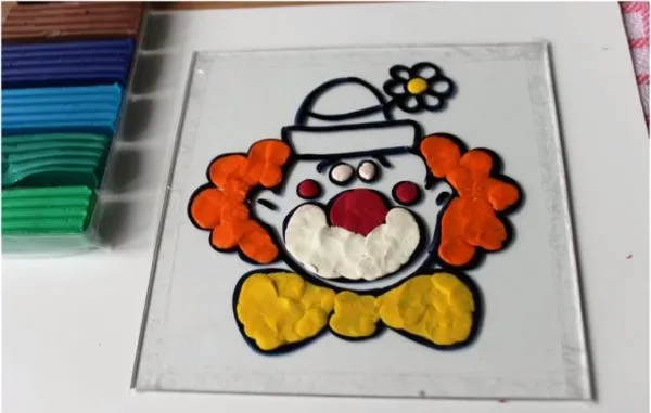 Клоун в витражной пластилинографии