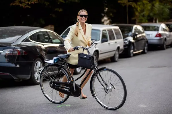 Для русской женщины, наверное, это очень нелогичное сочетание — сумка Биркин и. велосипед. Для скандинавской моды — это норма
