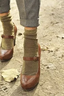 Коричневые туфли с золотистыми носками