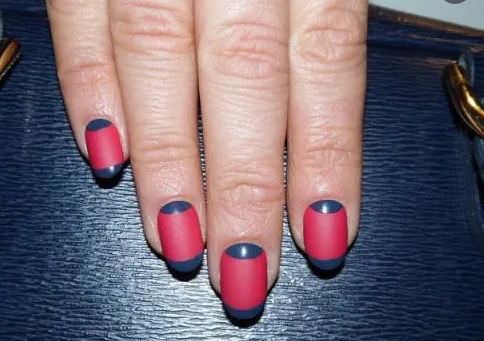 Красно-синие матовые ногти