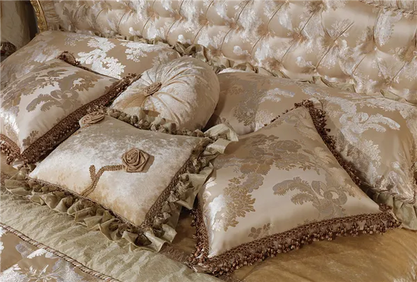 В спальне обязательно должны быть небольшие атласные подушки с рюшами и цветочными украшениями