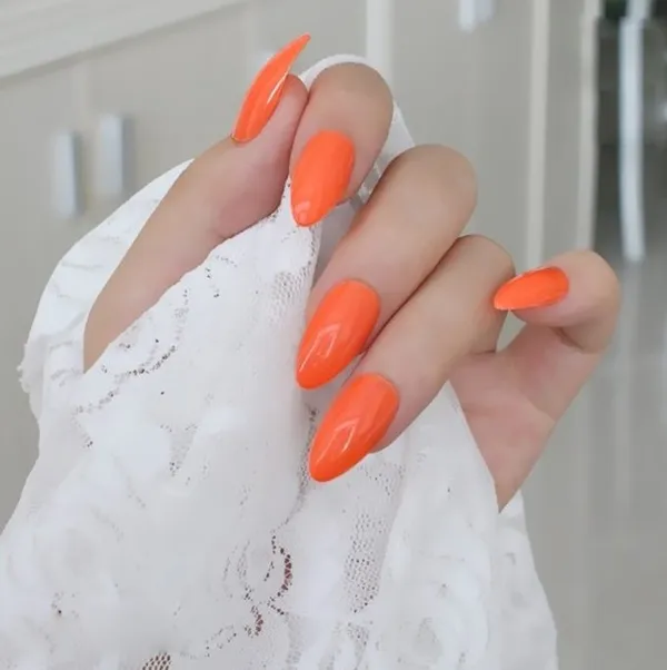 Оранжевый маникюр на разную длину ногтей