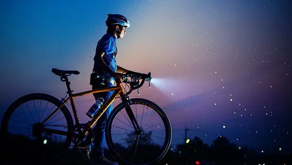 велосипедист ночью фонарь