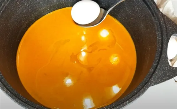 Покраска яиц на Пасху чаем каркаде - фото шаг 2