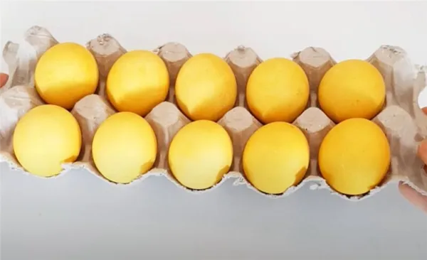 Покраска яиц на Пасху чаем каркаде - фото шаг 3