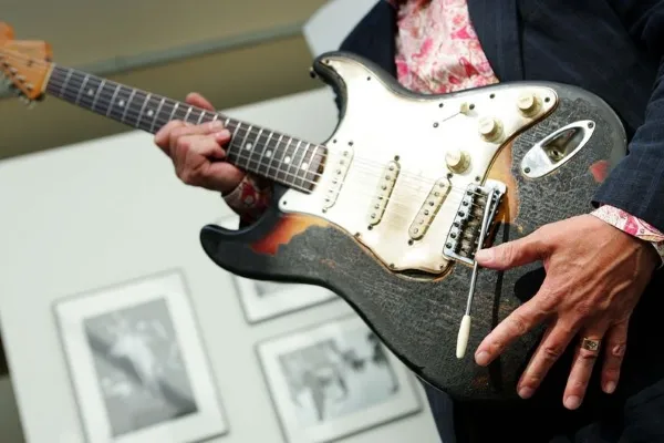 Сожженная Хендриксом гитара Fender Stratocaster