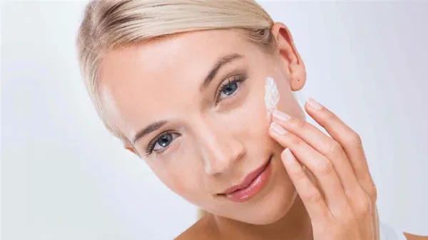 Нанесение средства для очистки кожи для последующего макияжа лица