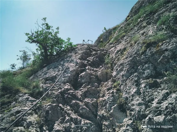 Перила и лестница на горе Ильяс-Кая