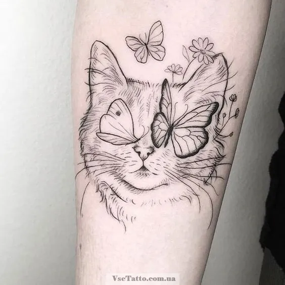 татуировка кошки с бабочками и цветами