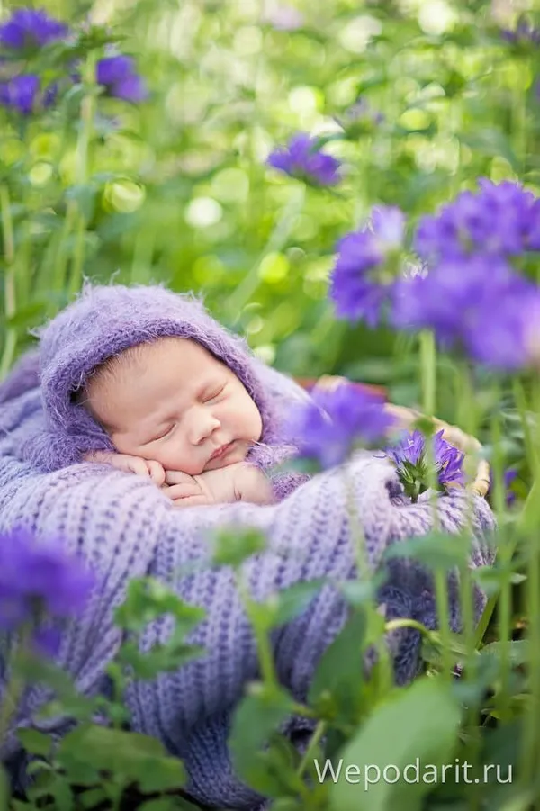 ребенок спит укутавшись с фиолетовый плед