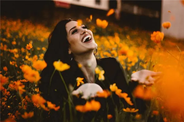 Радостная девушка подбрасывает лепестки цветов