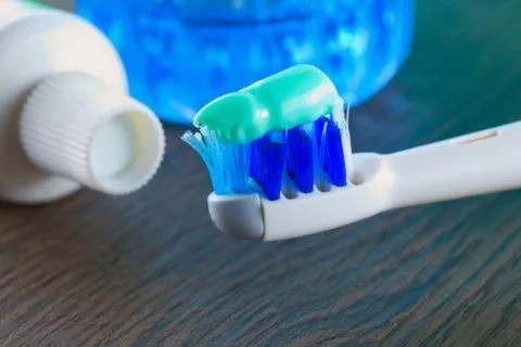 Большое значение имеет зубная щетка, ее щетинки должны быть мягкими