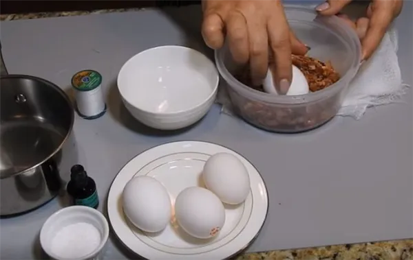 Мраморные яйца на Пасху с зеленкой и луковой шелухой своими руками