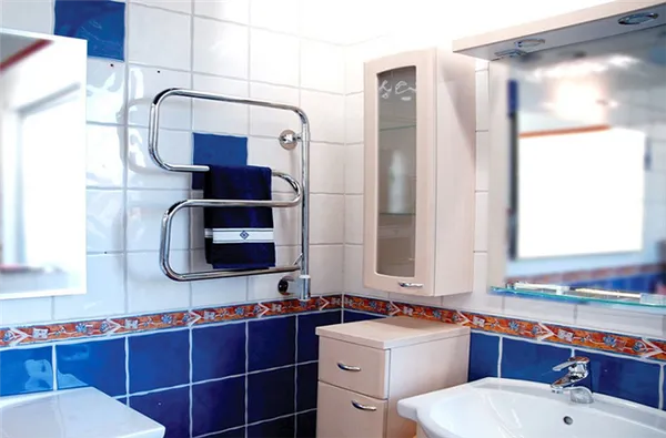 Выбор полотенцесушителя самой простой конструкции не испортит интерьер ванной