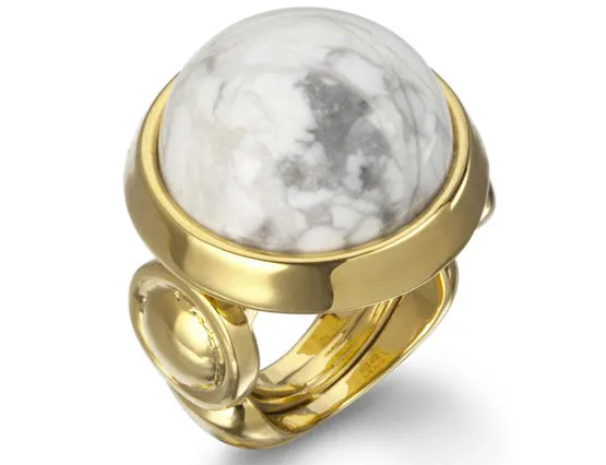 Золотое кольцо с белой яшмой