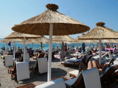 Зонтики на пляжах в Черногории
