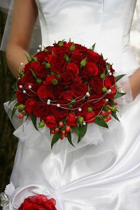 Невеста с красными кустовыми розами