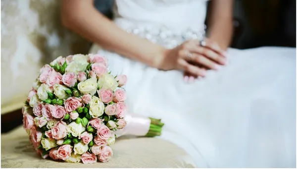 Нежные тона свадебной цветочной композиции невесты