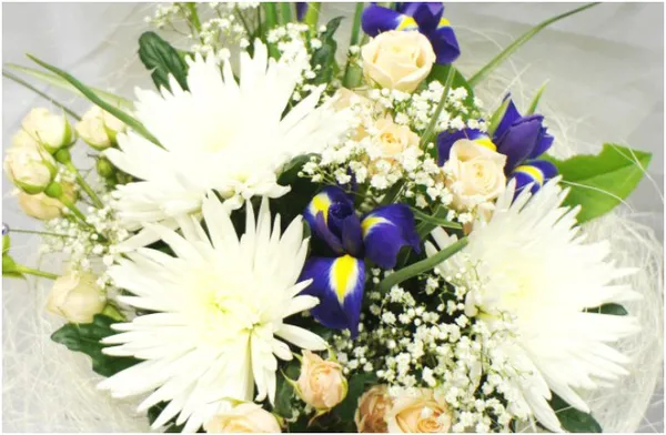 Цветочный аксессуар невесты из хризантем и ирисов