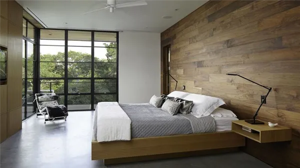 Спальня в стиле минимализм с ламинатом на стене