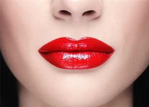 При нанесении яркого макияжа губы окрашиваются в насыщенные оттенки