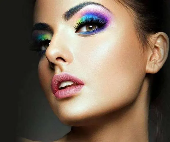 Широкая цветовая палитра на веках – это тренд современного макияжа глаз