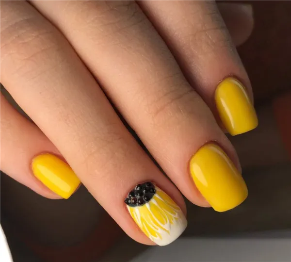 Желтый маникюр 2023: фото трендовых новинок дизайна на короткие и длинные ногти. Нежно желтый маникюр. 72