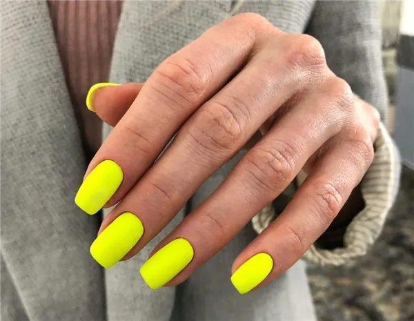 Желтый маникюр 2023: фото трендовых новинок дизайна на короткие и длинные ногти. Нежно желтый маникюр. 86