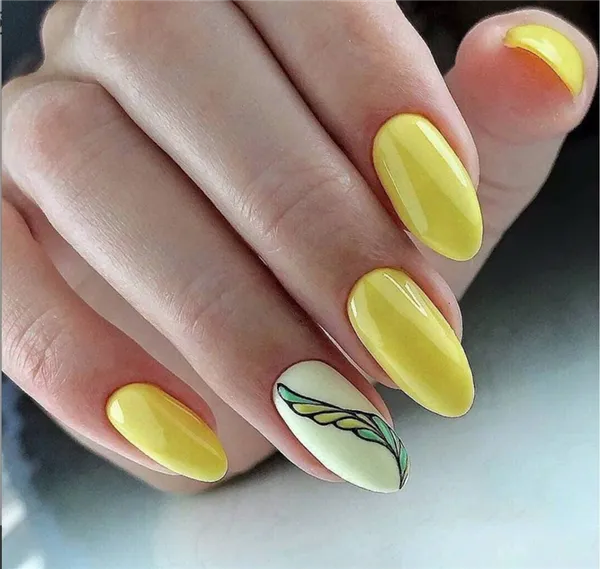 Желтый маникюр 2023: фото трендовых новинок дизайна на короткие и длинные ногти. Нежно желтый маникюр. 91